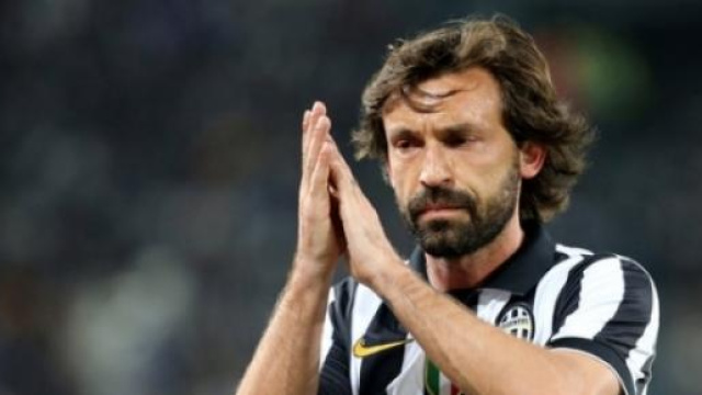 Andrea Pirlo saluta i tifosi