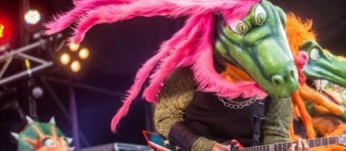 Riffi Raffi con su guitarra en acci&oacute;n.