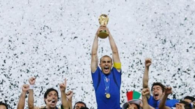 Fabio Cannavaro alza la Coppa del Mondo del 2006