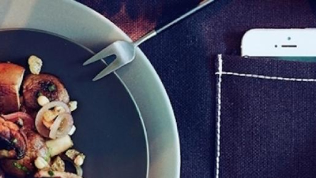 Le nuove tovaglie Ikea con tasca per il cellulare