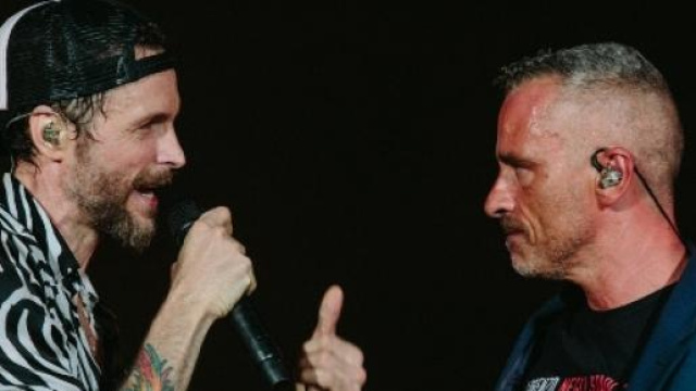 Jovanotti ed Eros durante l'omaggio a Pino Daniele