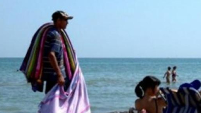 Venditore ambulante su una spiaggia