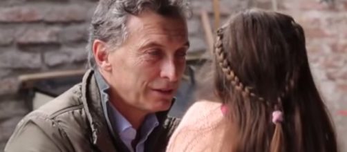 Mauricio Macri forzando contacto con una ni&ntilde;a.
