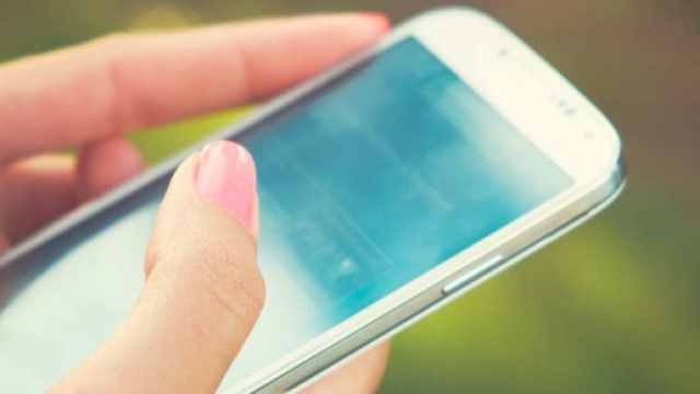 Donna usa il proprio smartphone