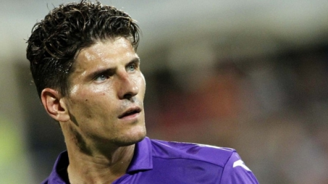 il tedesco, Mario Gomez in maglia Viola. 