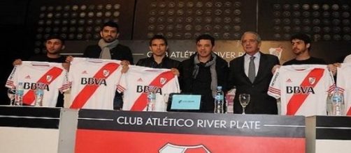 Los nuevos jugadores junto al DT y el Presidente 