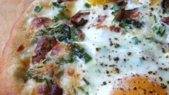 La pizza di uova, pomodoro e mozzarella