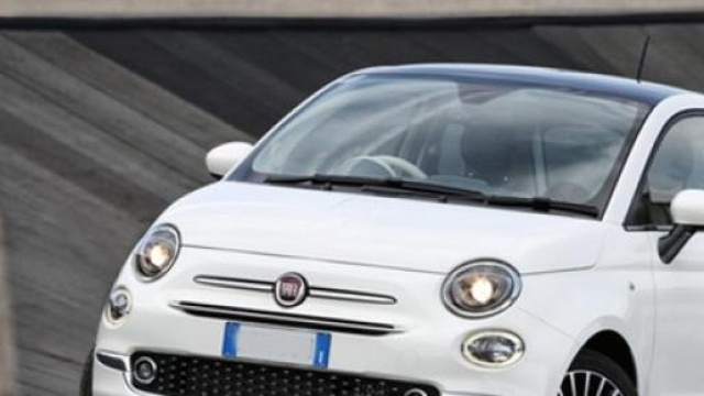 Nuova Fiat 500: le immagini del restyling