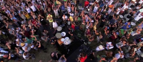 Mil m&uacute;sicos tocaron al mismo tiempo Learn to fly