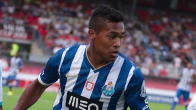 Alex Sandro, obiettivo numero 1 della Juventus.