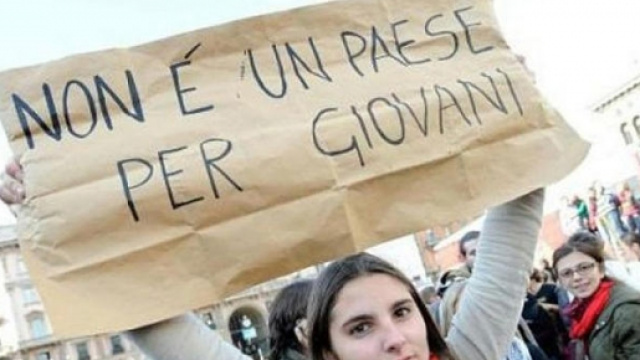 Famiglie e giovani italiani tornano ad emigrare.