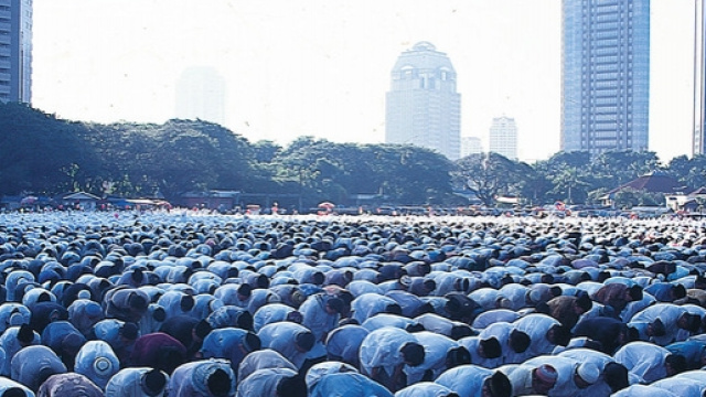 Musulmani in preghiera a Giacarta
