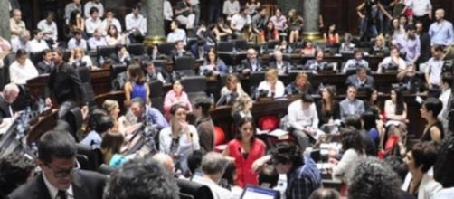 Sesionando en la Legislatura.