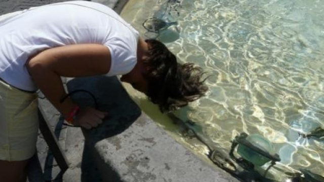 Fontane assalite da turisti in cerca di refrigerio