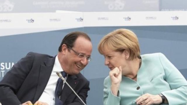 Fran&ccedil;ois Hollande e Angela Merkel
