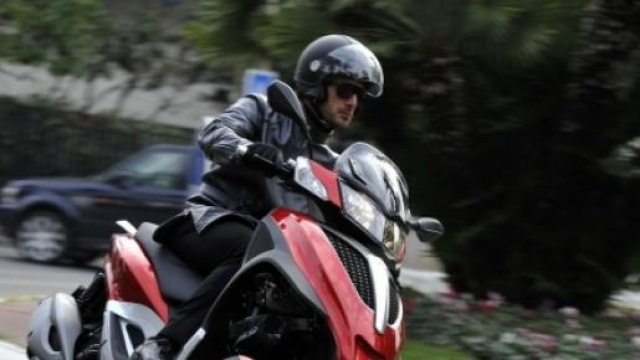 Milano inaugura lo scooter sharing.