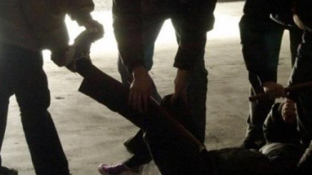 Ragazzi picchiano un coetaneo