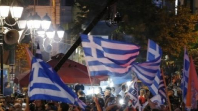 Vince il No, Atene in festa.