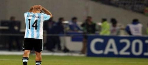 Mascherano lament&aacute;ndose tras la derrota vs Chile
