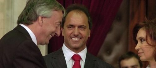 Scioli observa el traspaso de mando en 2007