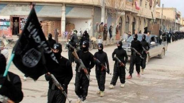 I miliziani dell'Isis in marcia