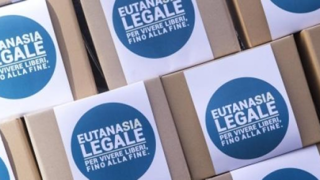 I pacchi contenenti le firme per Eutanasia Legale