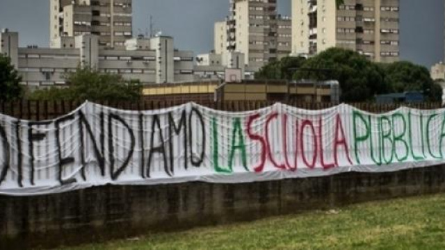 Scuola pubblica ancora tagli.