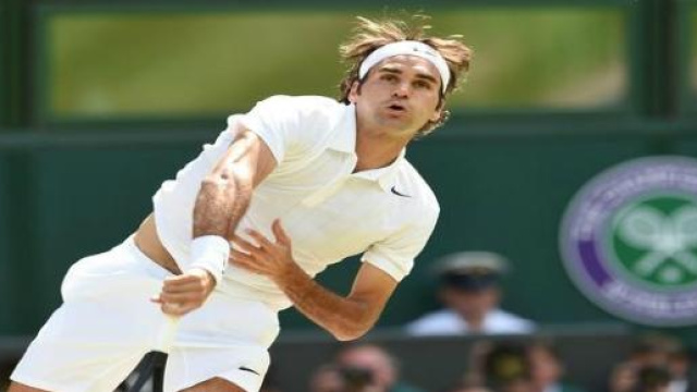 Uno smash di Roger Federer