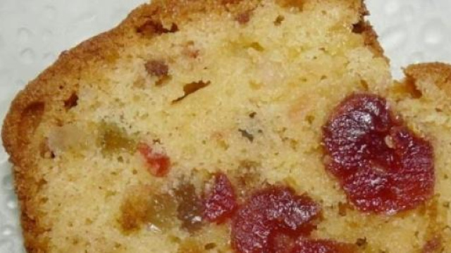 il plum cake con uvetta e canditi
