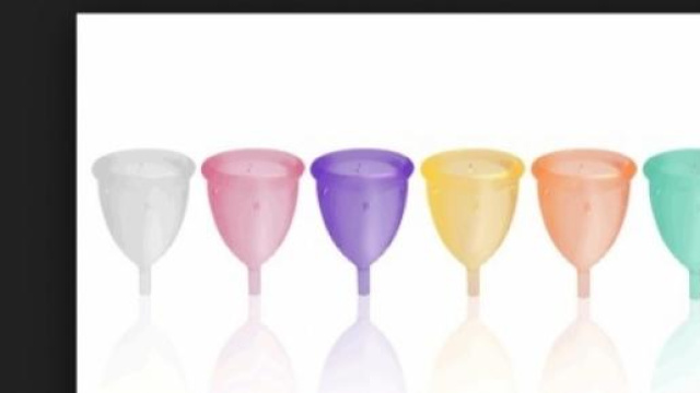 La coppetta mestruale in diversi colori 