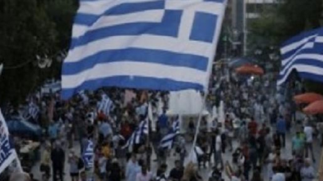 Greci in strada festeggiano la vittoria del "no" 