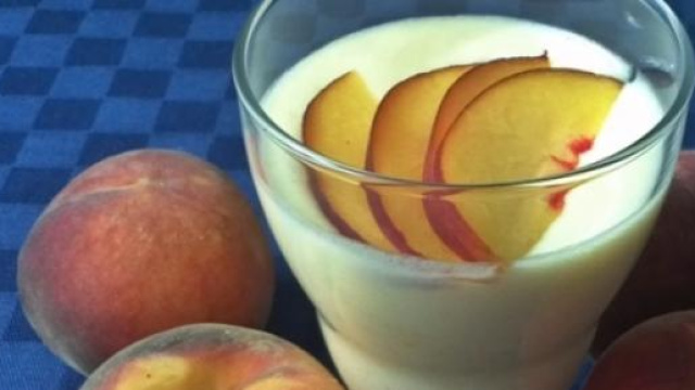 La mousse di pesche e yogurt