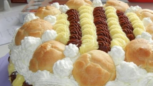 La torta con pan di spagna e bign&egrave;