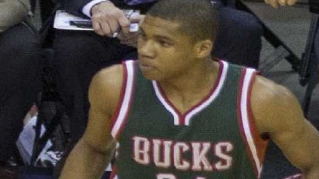 Antetokounmpo con la maglia dei Milwaukee Bucks