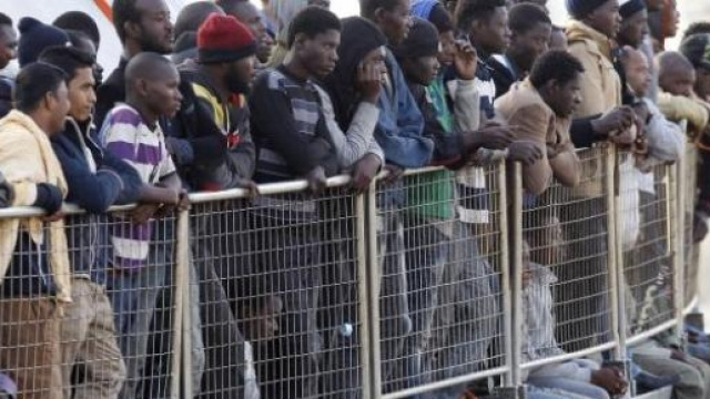 Extracomunitari sul barcone in attesa di aiuti