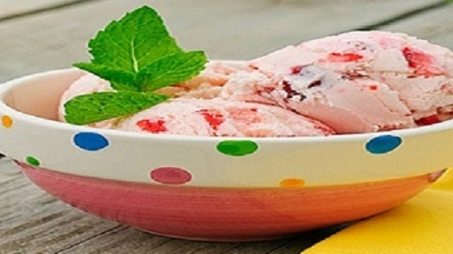 Gelato alla fragola fatto in casa.