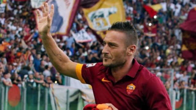 Il capitano Francesco Totti sotto la Curva Sud