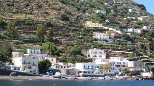 Il porto di Alicudi, una delle isole Eolie