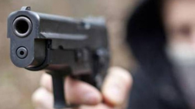 Rapina una farmacia con il figlio di pochi mesi
