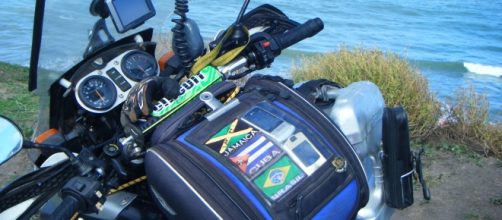 Mi fiel compa&ntilde;era de viaje sobre un acantilado