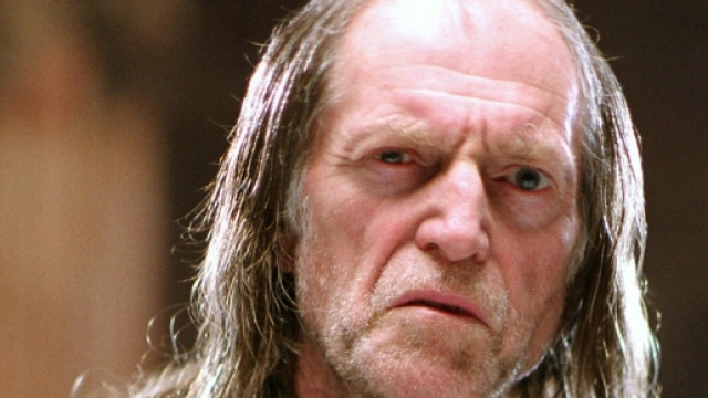 David Bradley interpreta Walder Frey