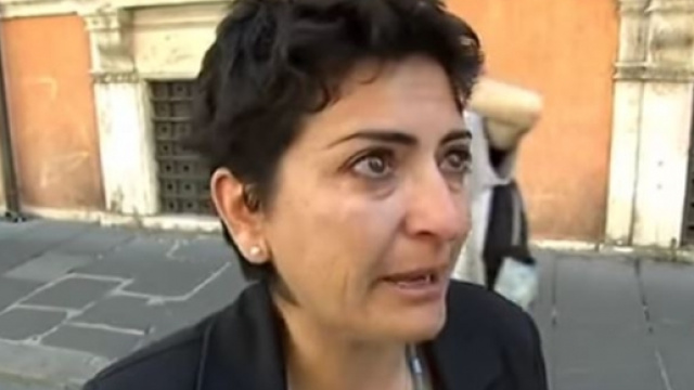 Manuela Serra in lacrime per la scuola