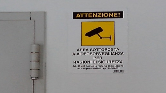 Tabella informativa di un'area video sorvegliata