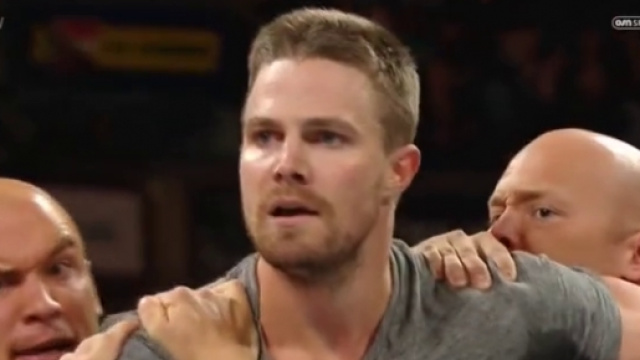 WWE Raw, Stephen Amell la star di Arrow