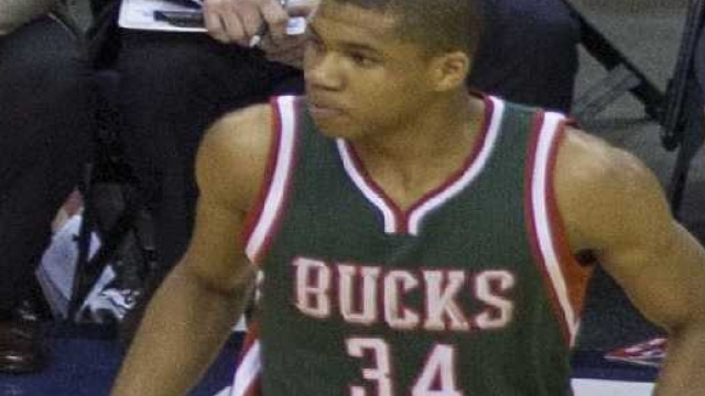 Antetokounmpo con la maglia dei Milwaukee Bucks