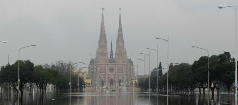 Inundaciones: en Luján, una familia tuvo que acampar en el cementerio