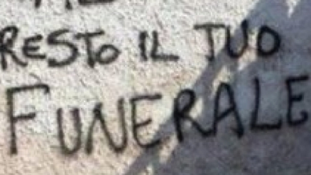 Le scritte comparse davanti casa di Romagnoli