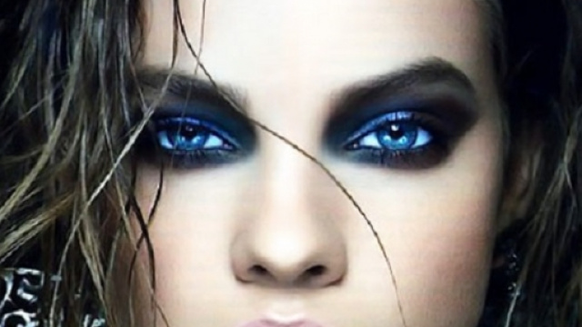 Smokey eyes nei toni del blu per l'estate 2015
