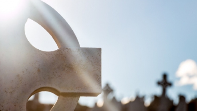 Madre uccide figlio di 3 mesi in un cimitero