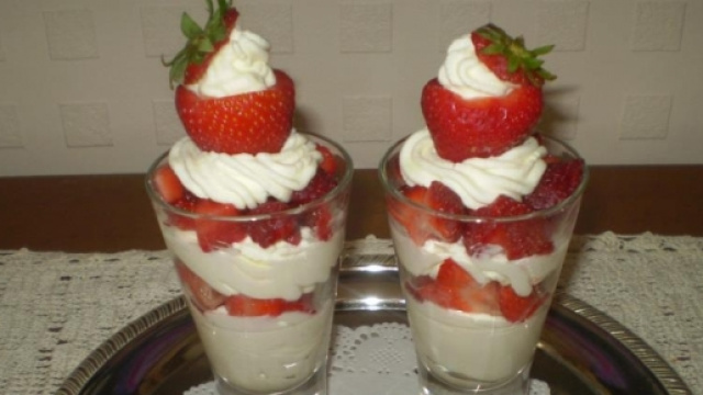 Dessert di frutta di stagione nelle coppette